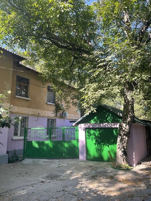 Продам двухкомнатную квартиру в Киевском районе, на пл. Толб