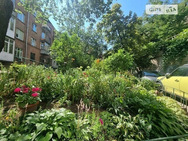 Sale of 2-room apartment 70 sq. m. on Oleksandra Konyskyi St. 83