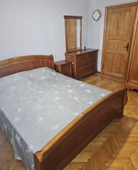 Продам трехкомнатную квартиру на Черемушках, ул. Бреуса / Ефим
