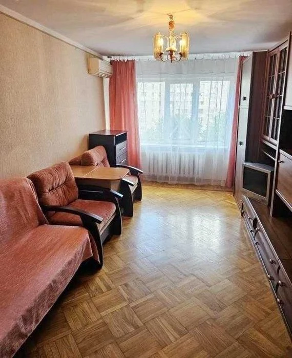 Продам трехкомнатную квартиру на Черемушках, ул. Бреуса / Ефим