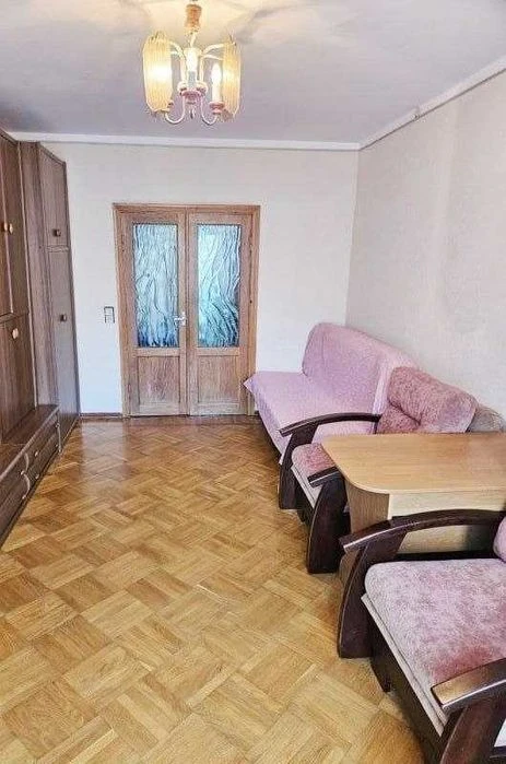 Продам трехкомнатную квартиру на Черемушках, ул. Бреуса / Ефим