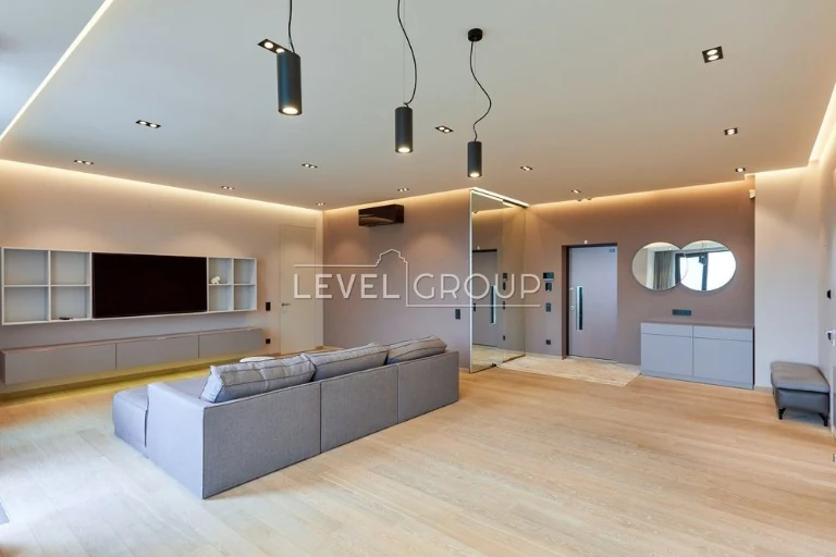 Exclusive 4-room apartment with designer renovation in Klubn