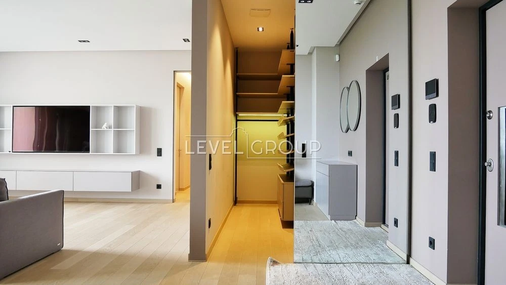 Exclusive 4-room apartment with designer renovation in Klubn