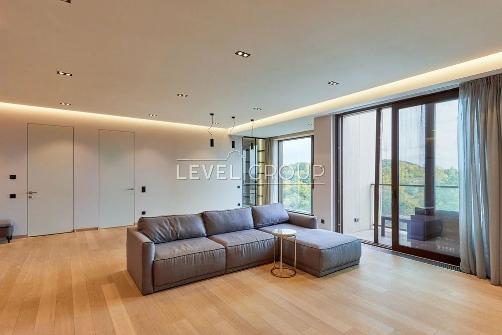 Exclusive 4-room apartment with designer renovation in Klubn