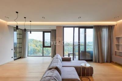 Exclusive 4-room apartment with designer renovation in Klubn