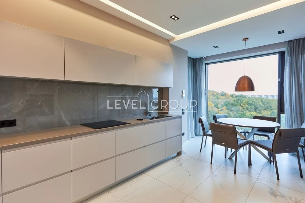 Exclusive 4-room apartment with designer renovation in Klubn
