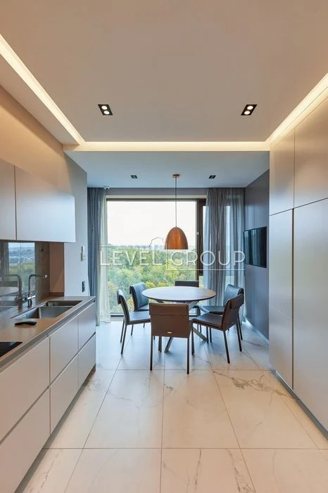 Exclusive 4-room apartment with designer renovation in Klubn