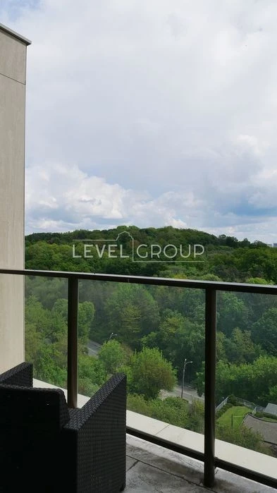 Exclusive 4-room apartment with designer renovation in Klubn
