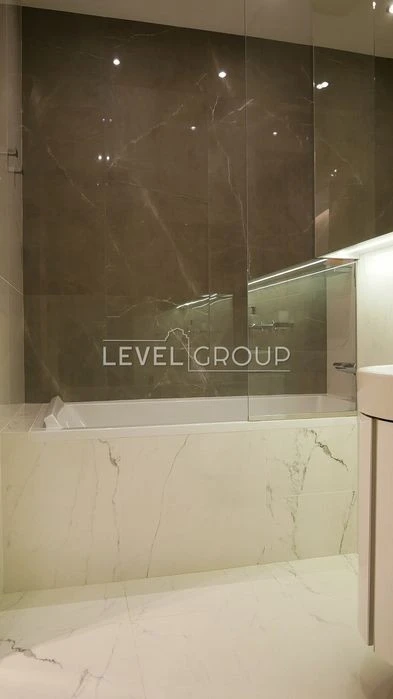Exclusive 4-room apartment with designer renovation in Klubn