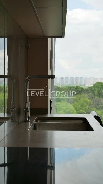 Exclusive 4-room apartment with designer renovation in Klubn