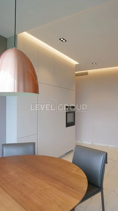 Exclusive 4-room apartment with designer renovation in Klubn
