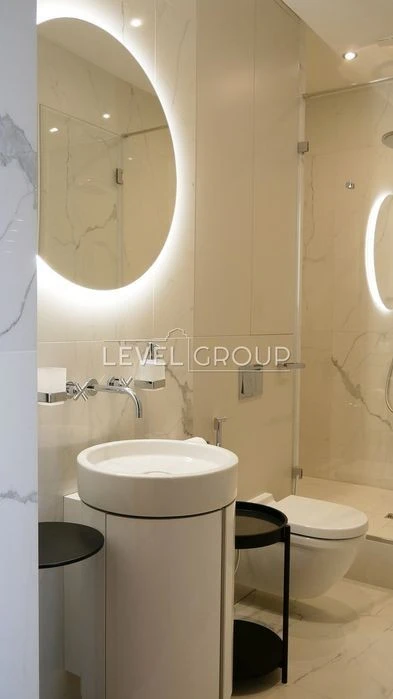 Exclusive 4-room apartment with designer renovation in Klubn