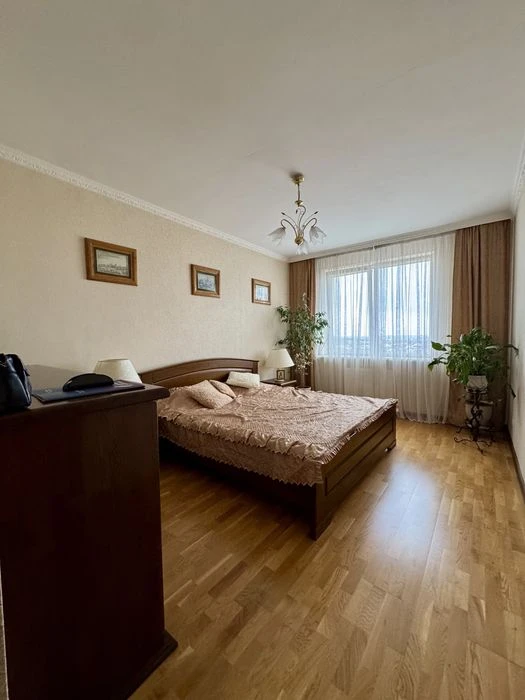 Продаж простороі квартири вул. Плугова