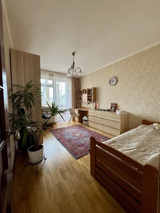 Продаж простороі квартири вул. Плугова