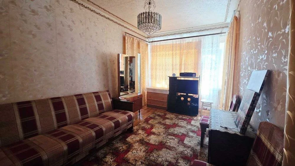 Продам трехкомнатную квартиру. По документам часть договорила