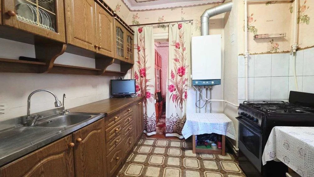 Продам трехкомнатную квартиру. По документам часть договорила