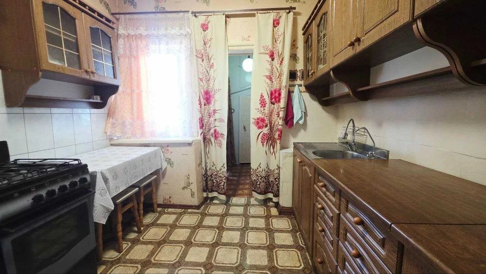 Продам трехкомнатную квартиру. По документам часть договорила