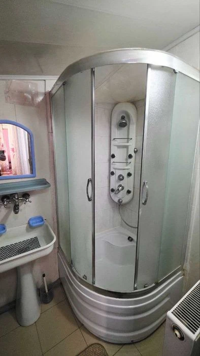 Продам трехкомнатную квартиру. По документам часть договорила