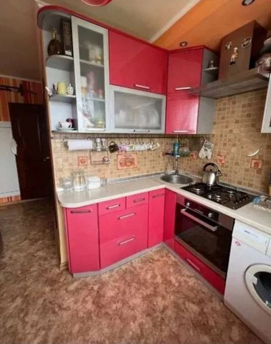 Real! 2-bedroom apartment. Aerospace Avenue.