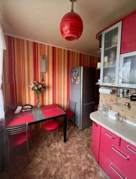 Real! 2-bedroom apartment. Aerospace Avenue.