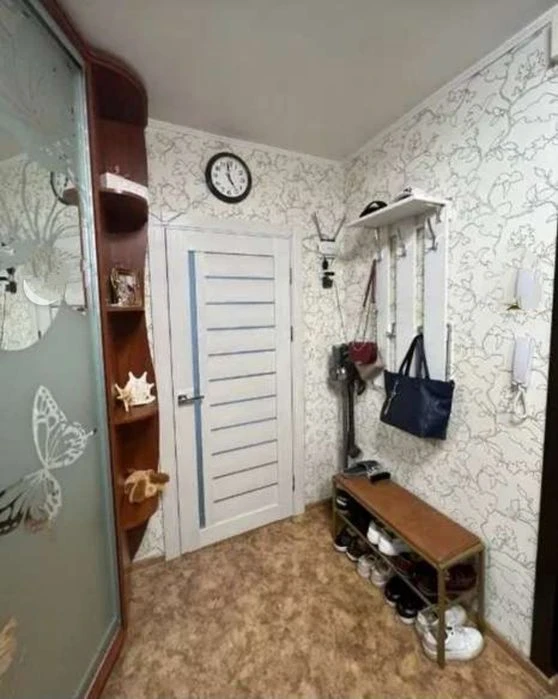 Real! 2-bedroom apartment. Aerospace Avenue.