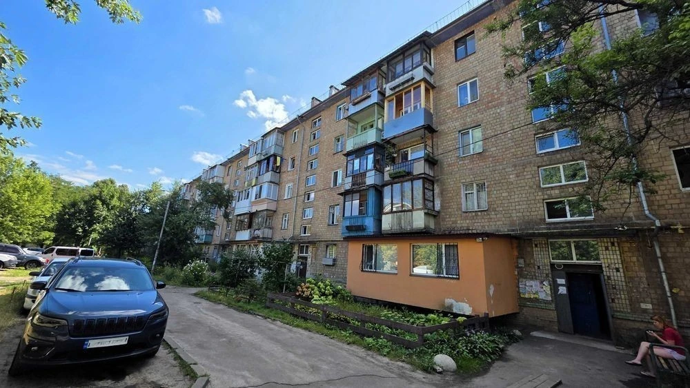 Продаж кімнати 22 м² комунальної квартири вул. Світлицького,