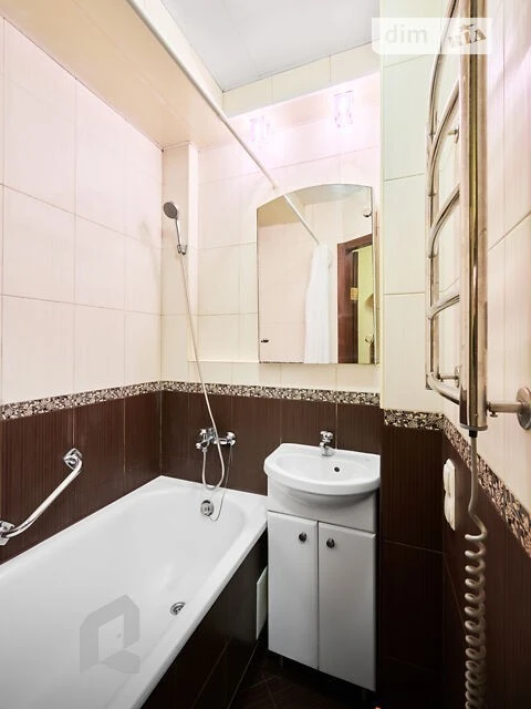 Sale of 2-room apartment 45 sq. m. on Vasylya Domanytskoho str. 10 •