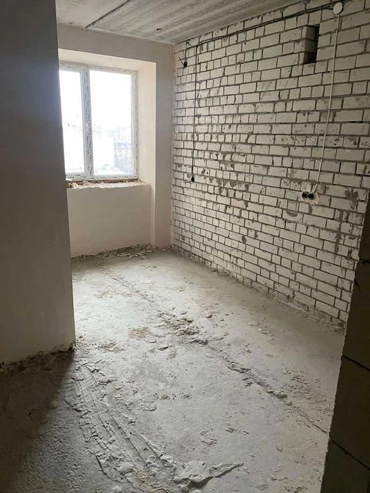 Двір закритого типу. Галя