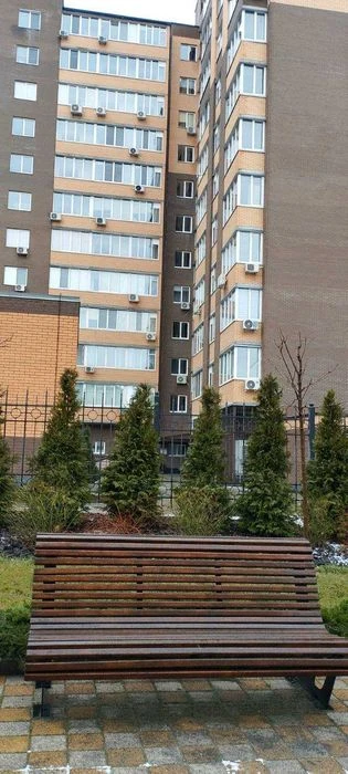 Двір закритого типу. Галя