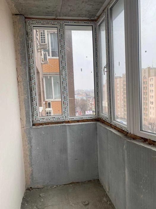 Двір закритого типу. Галя