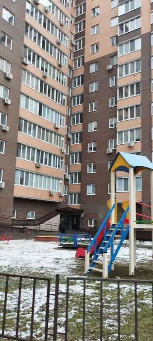 Двір закритого типу. Галя