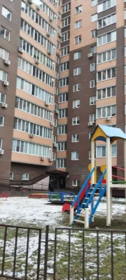Двір закритого типу. Галя