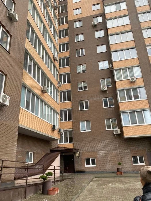 Двір закритого типу. Галя