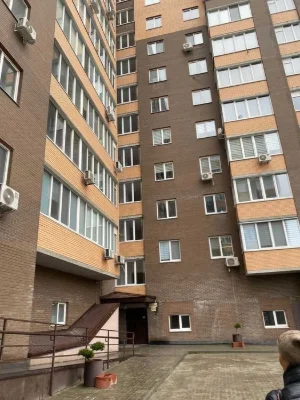 Двір закритого типу. Галя