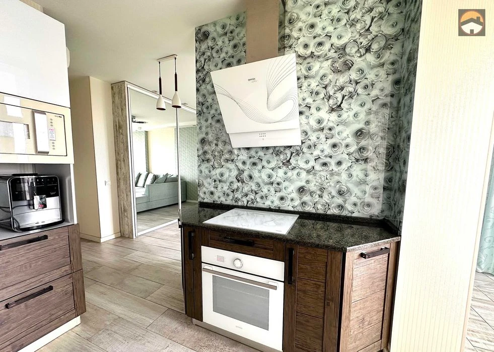 Selling a 1-room apartment in the Yuvileyny residential complex with renovation and furniture