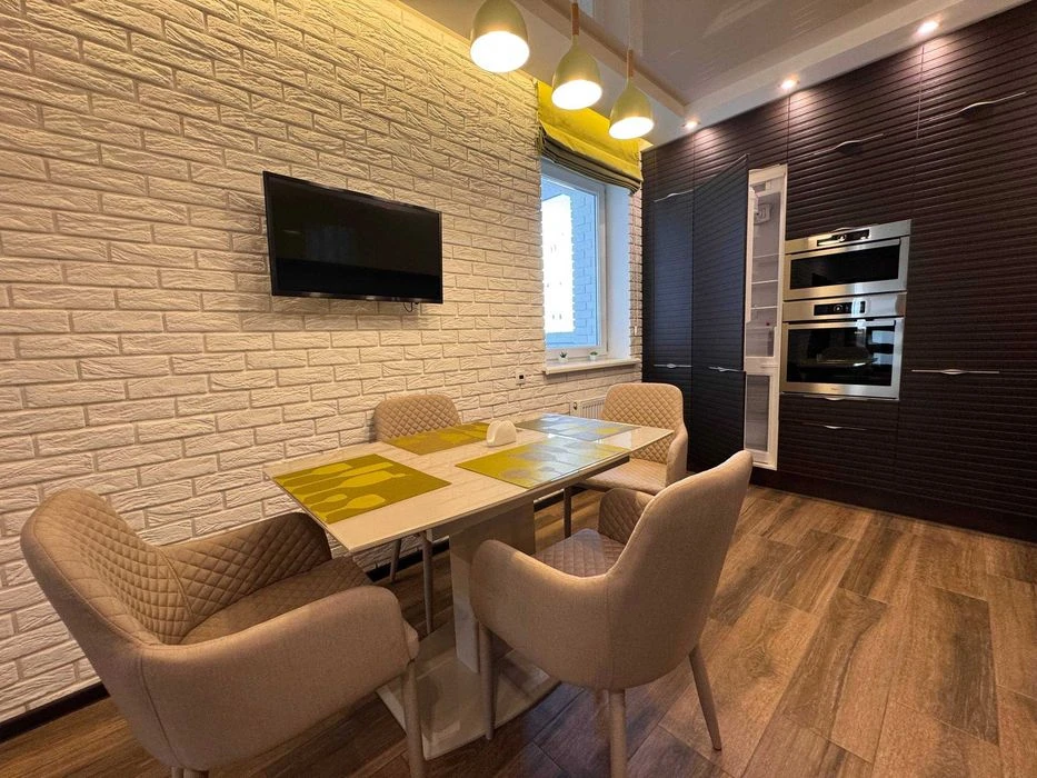 Selling a luxurious new 2-bedroom apartment, 95 sq.m., Pobedy residential complex. Alex