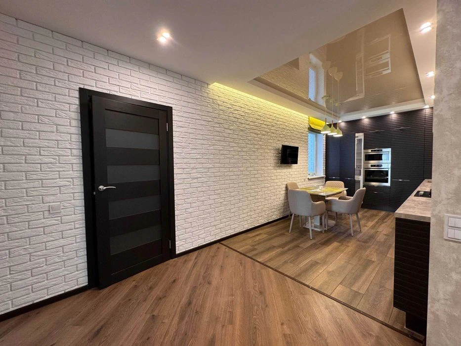 Selling a luxurious new 2-bedroom apartment, 95 sq.m., Pobedy residential complex. Alex