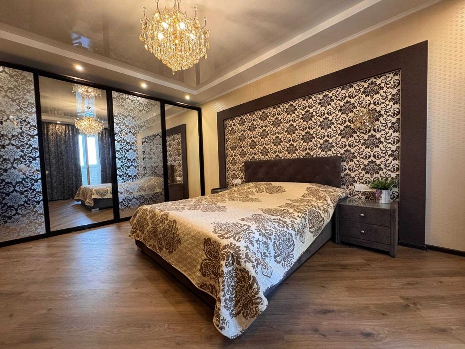 Selling a luxurious new 2-bedroom apartment, 95 sq.m., Pobedy residential complex. Alex