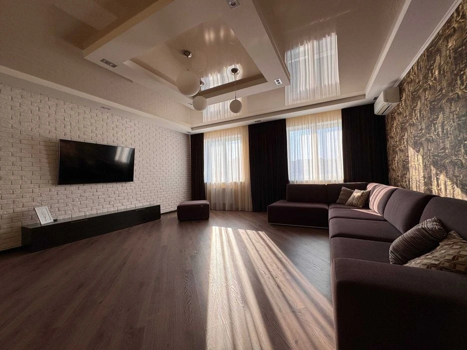 Selling a luxurious new 2-bedroom apartment, 95 sq.m., Pobedy residential complex. Alex