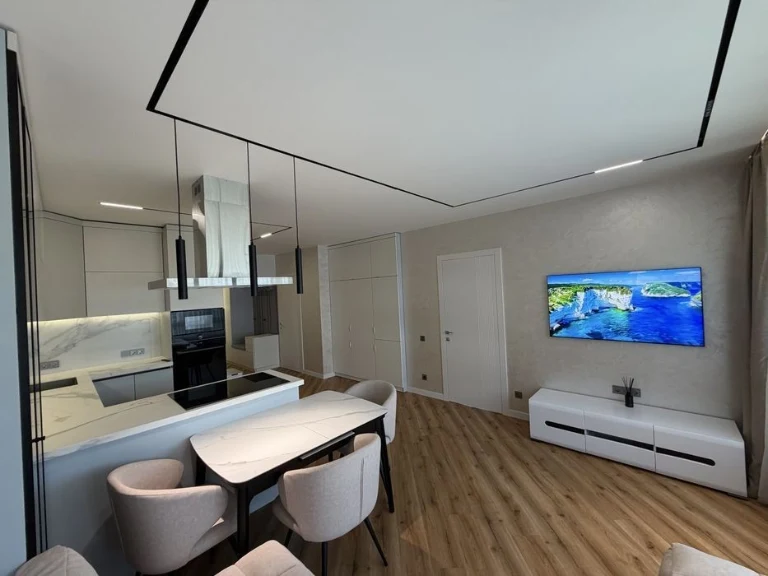 For sale, 3-room apartment in White lines 102 residential complex