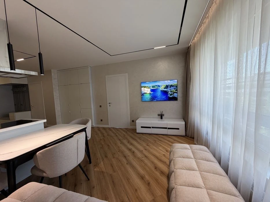 For sale, 3-room apartment in White lines 102 residential complex