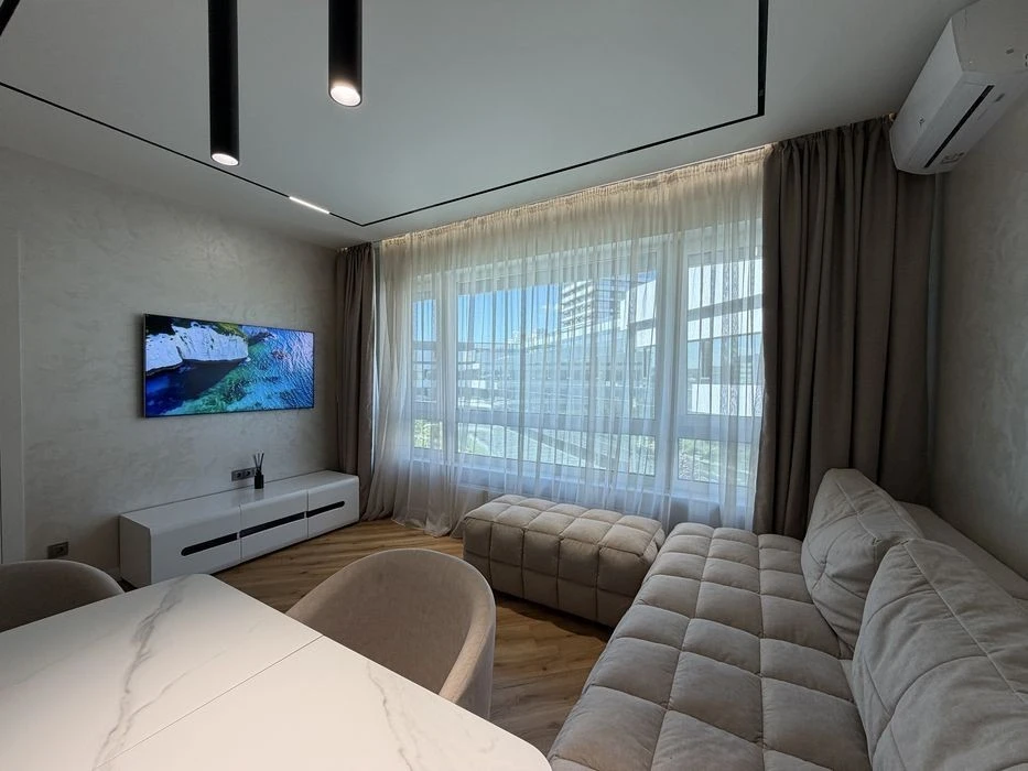 For sale, 3-room apartment in White lines 102 residential complex