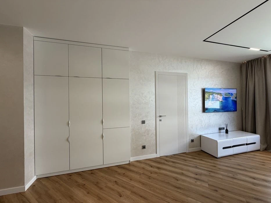 For sale, 3-room apartment in White lines 102 residential complex