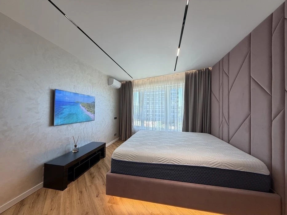For sale, 3-room apartment in White lines 102 residential complex