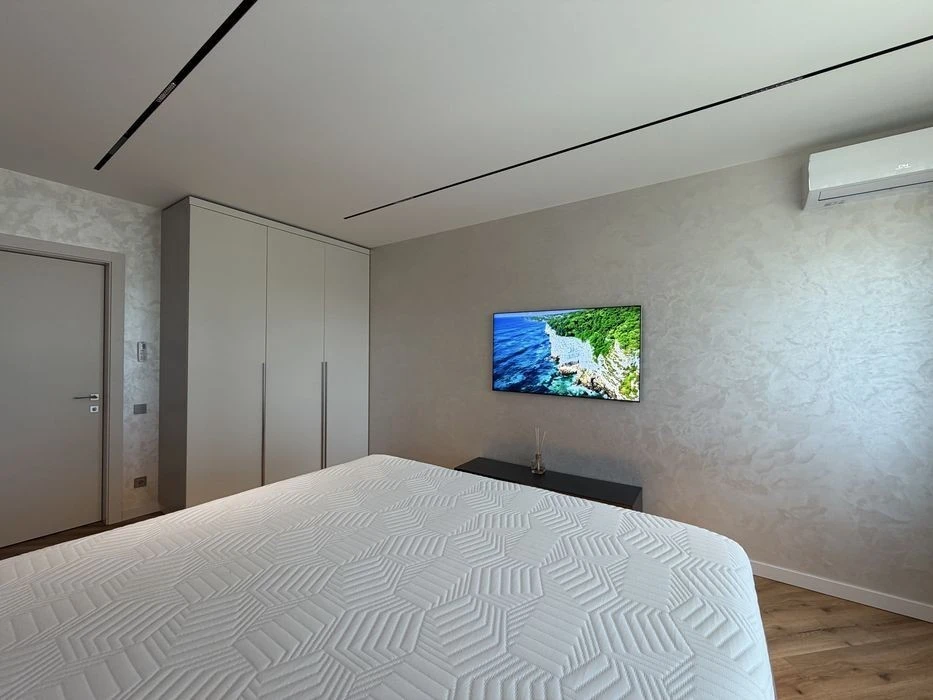 For sale, 3-room apartment in White lines 102 residential complex