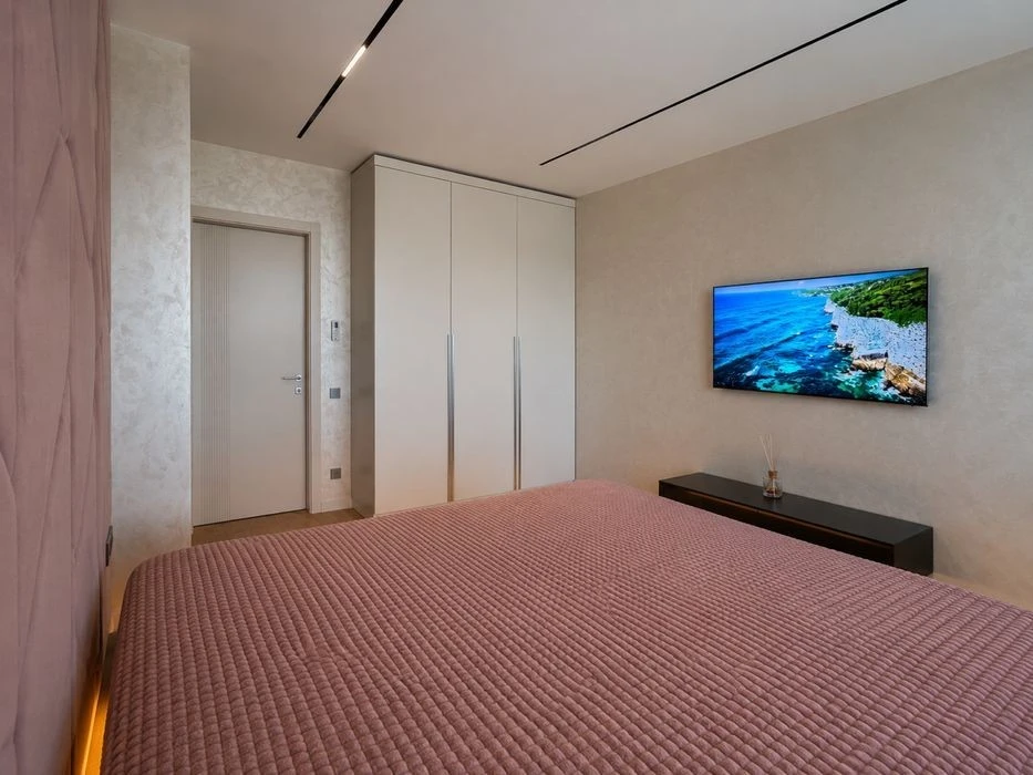For sale, 3-room apartment in White lines 102 residential complex