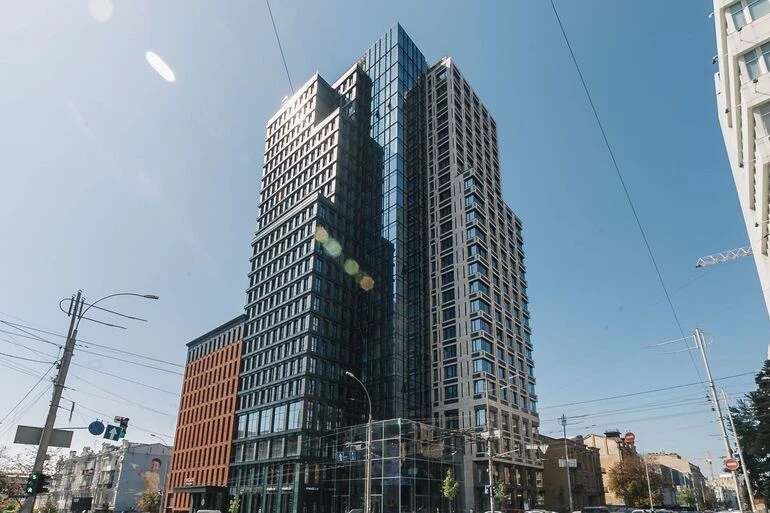 3-room apartment with renovation for sale, Chicago Centra residential complex