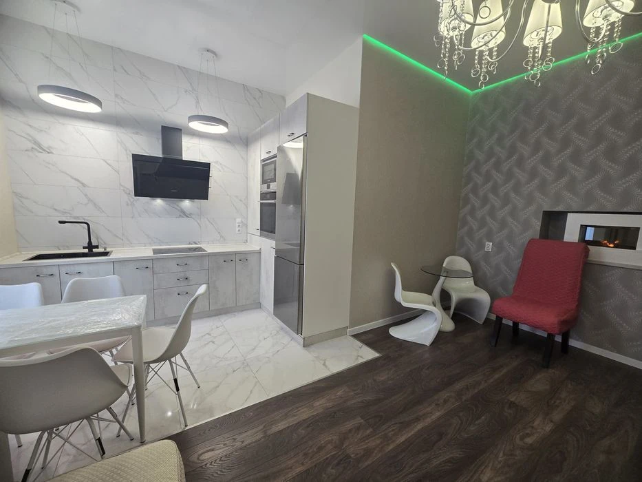 Selling a beautiful 3-room apartment near the center.