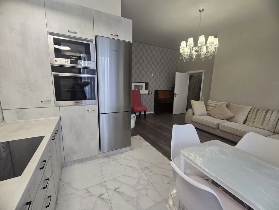 Selling a beautiful 3-room apartment near the center.
