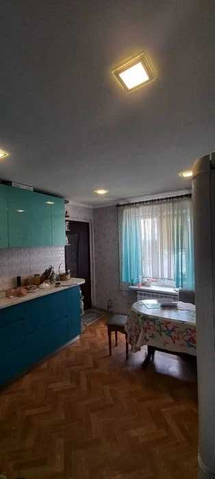 I am selling a spacious 2-room apartment of 58m² in a brick house (kitchen
